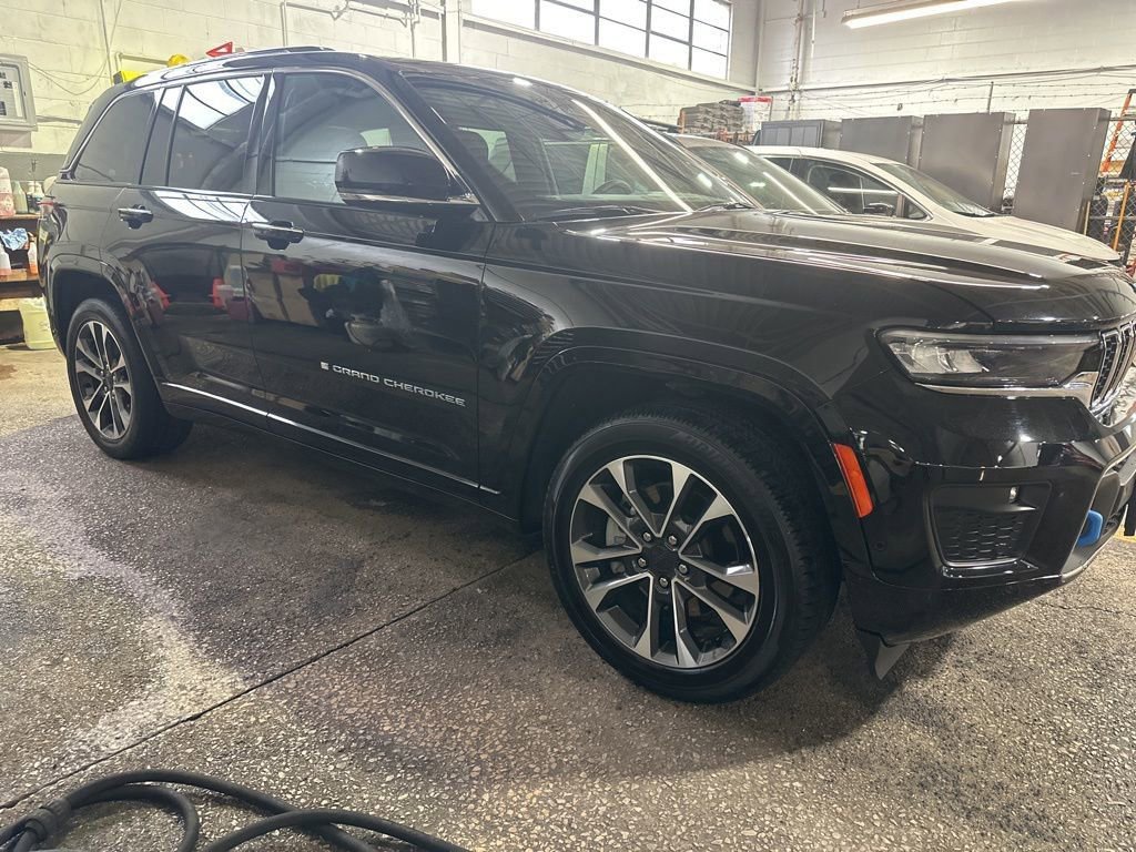 Used 2022 Jeep Grand Cherokee Overland AWD/4WD image 3