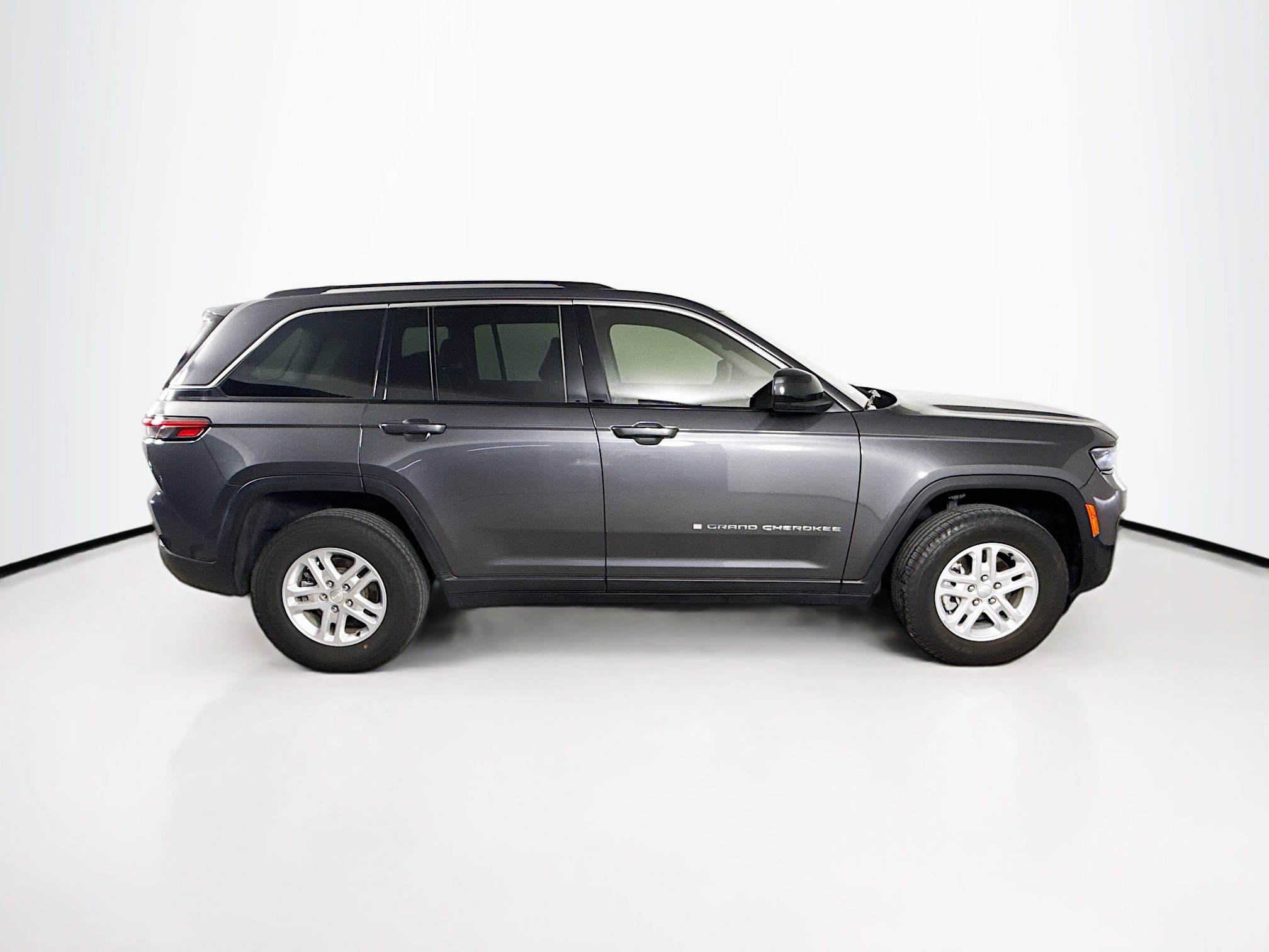 Used 2023 Jeep Grand Cherokee Laredo image 2
