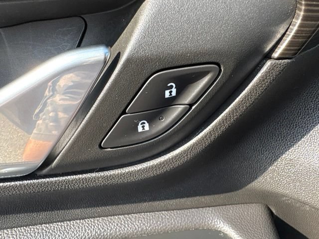 Used 2022 GMC Terrain SLT w/ Infotainment Package II AWD/4WD image 13