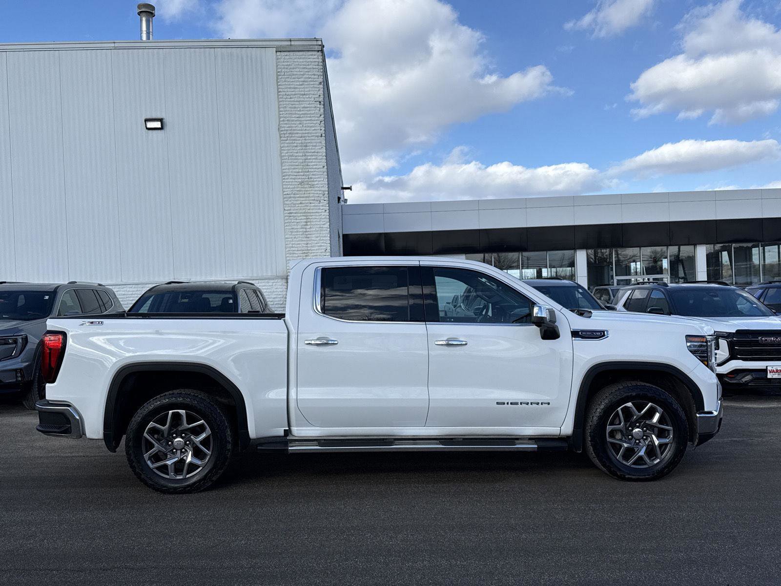Used 2022 GMC Sierra 1500 SLT w/ SLT Premium Package image 11