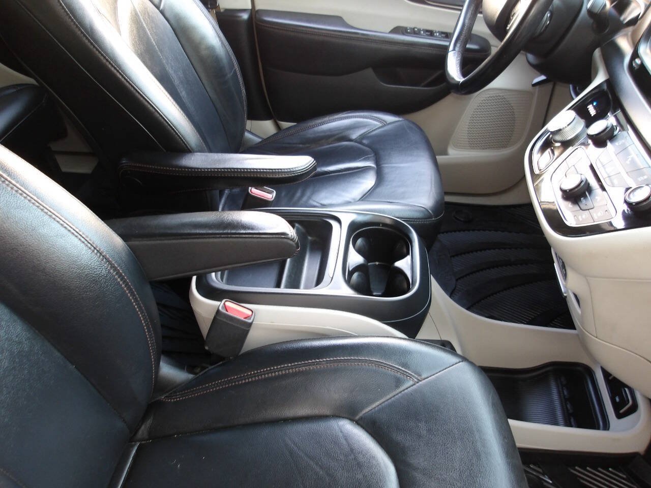 Used 2017 Chrysler Pacifica Touring-L FWD image 17