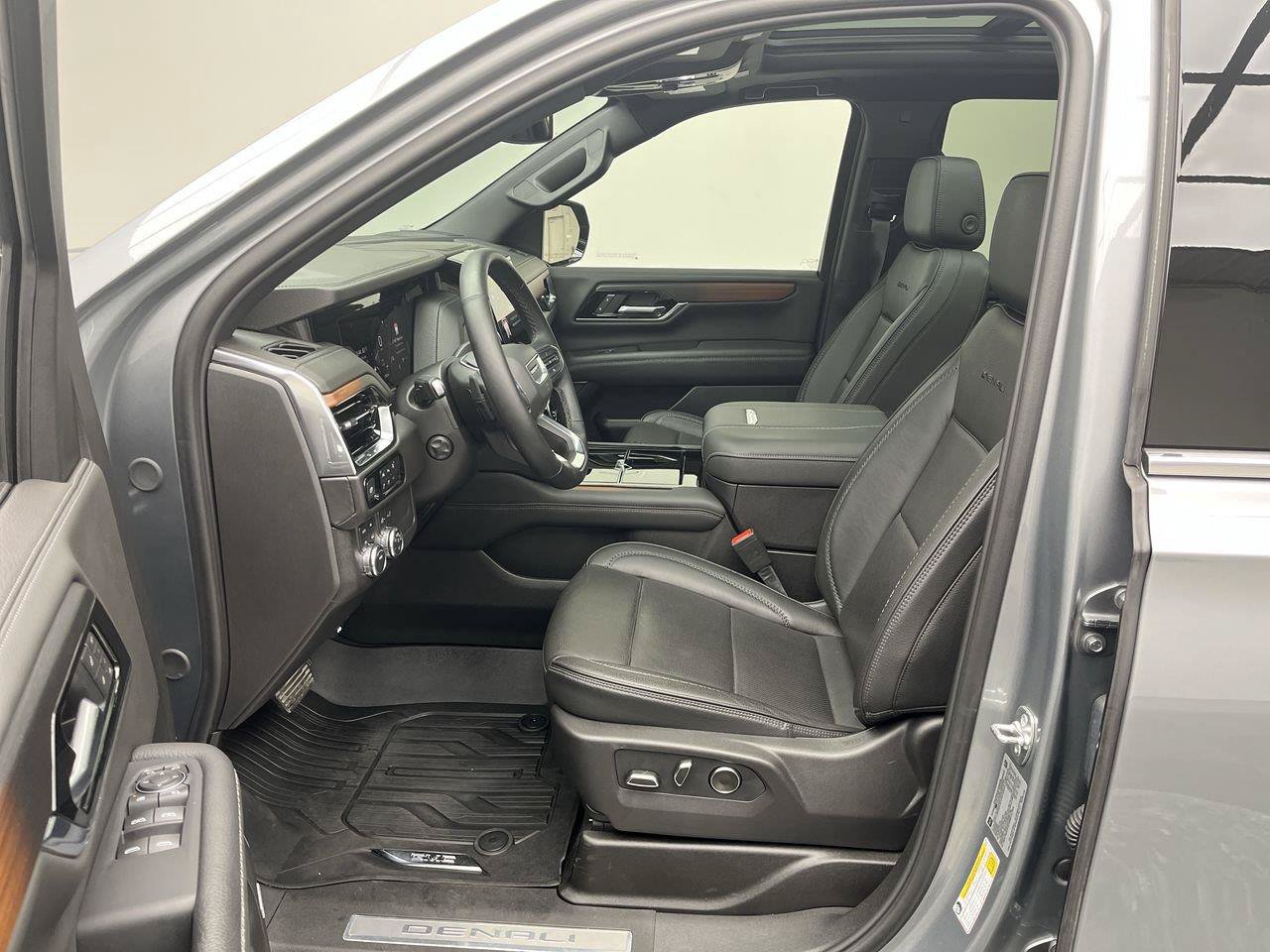 Certified 2025 GMC Yukon Denali w/ Sun & Power Step Package AWD/4WD image 3
