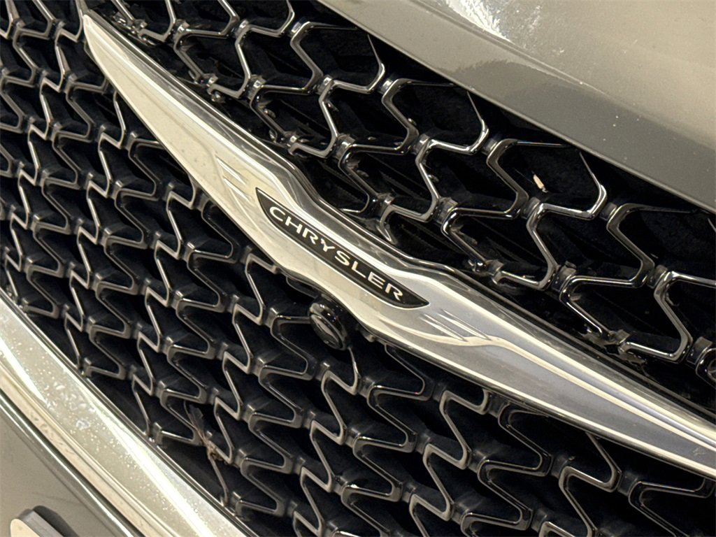 Used 2022 Chrysler Pacifica Touring-L image 6