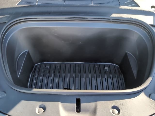 Used 2022 Tesla Model Y Long Range image 23