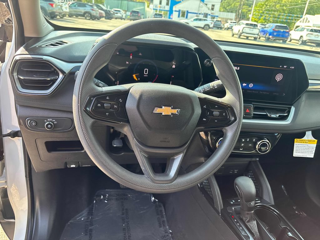 Used 2025 Chevrolet TrailBlazer LT AWD/4WD image 12