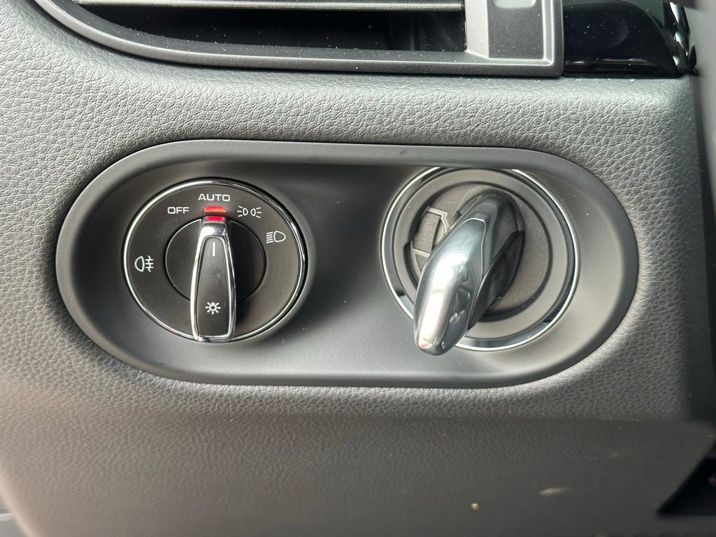 Used 2026 Porsche Macan Turbo image 33