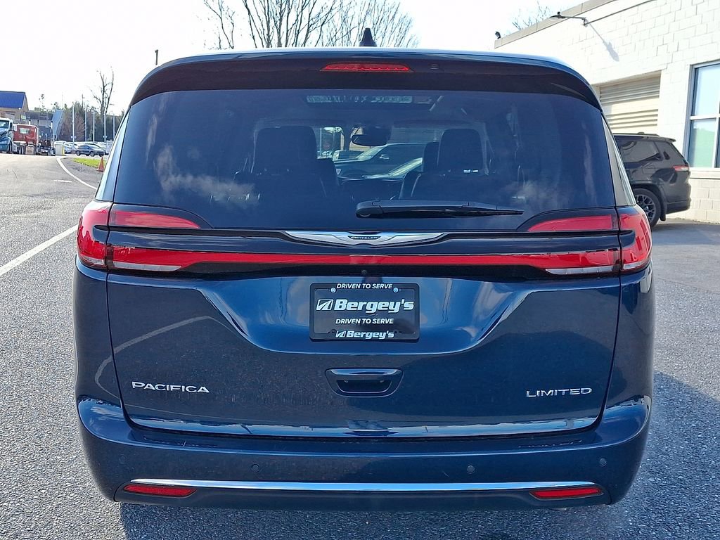 Used 2024 Chrysler Pacifica Limited image 6