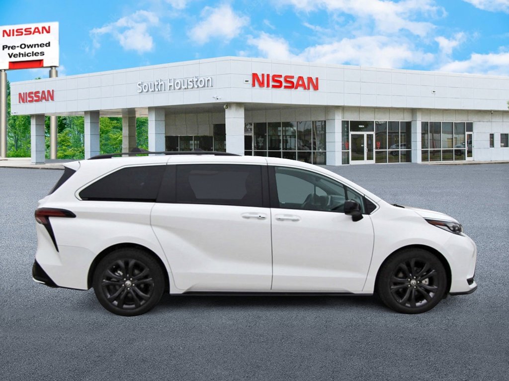 Used 2023 Toyota Sienna XSE image 5