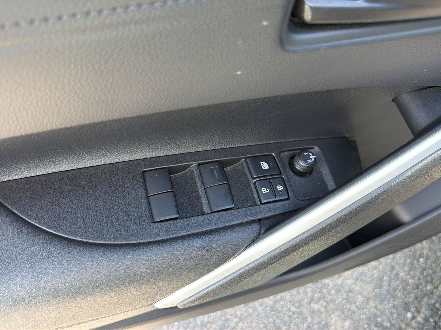 Used 2025 Toyota Corolla Cross AWD Hybrid image 30