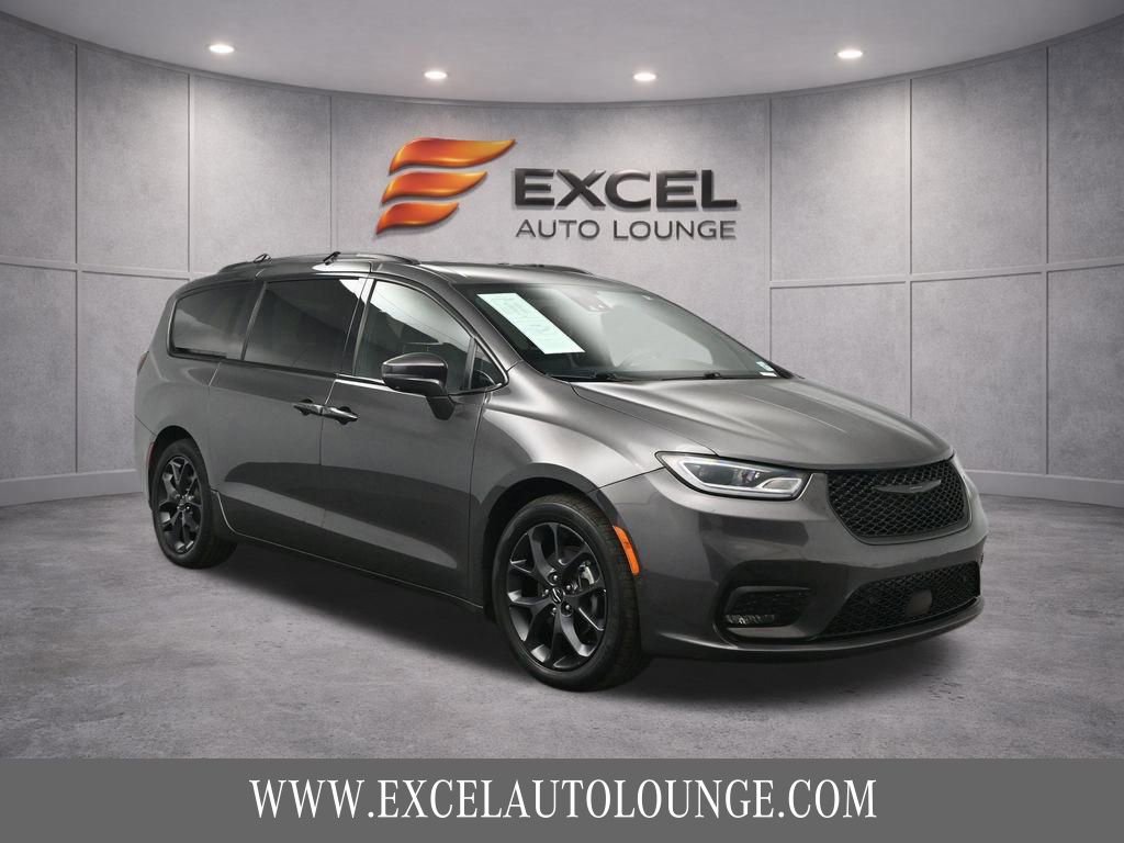 Used 2022 Chrysler Pacifica Touring-L w/ Uconnect Theater Family Group image 11