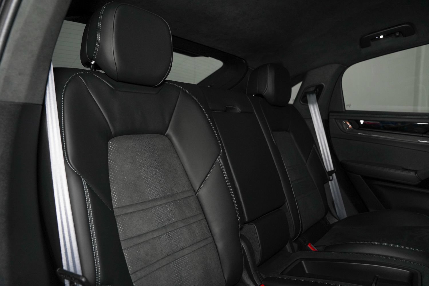 Used 2025 Porsche Cayenne Turbo GT AWD/4WD image 39