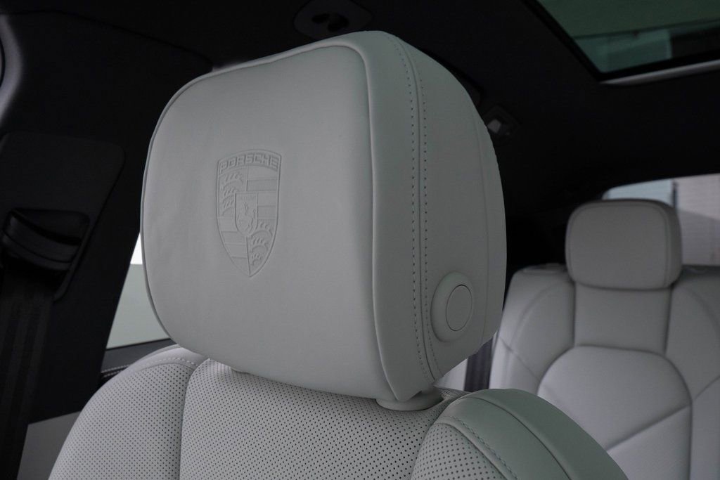 Certified 2023 Porsche Macan image 16