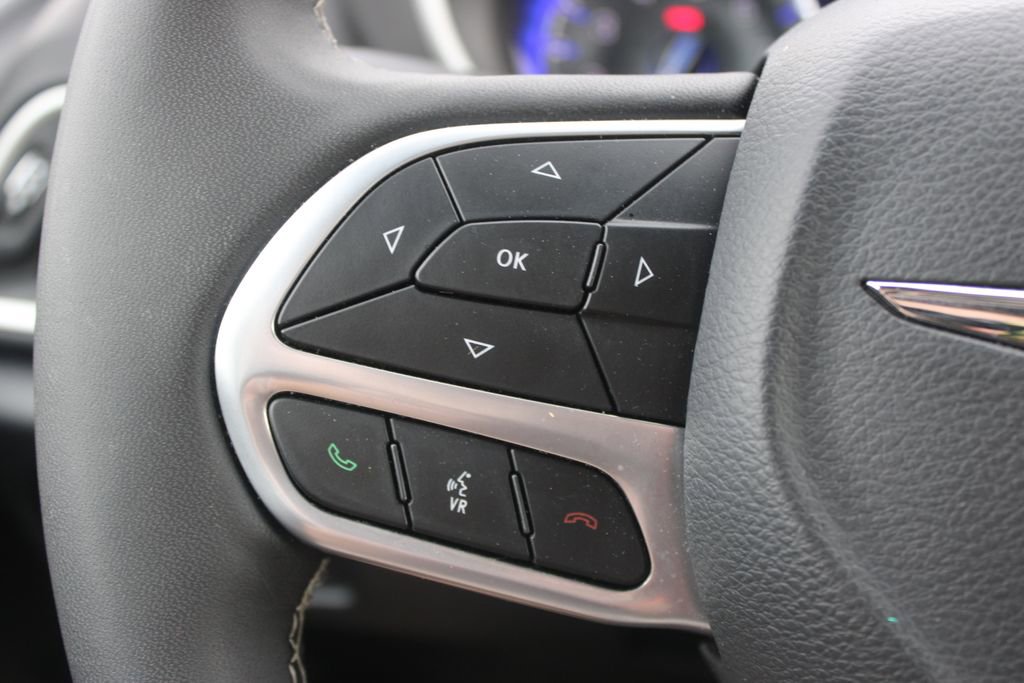 Used 2025 Chrysler Pacifica Select FWD image 22