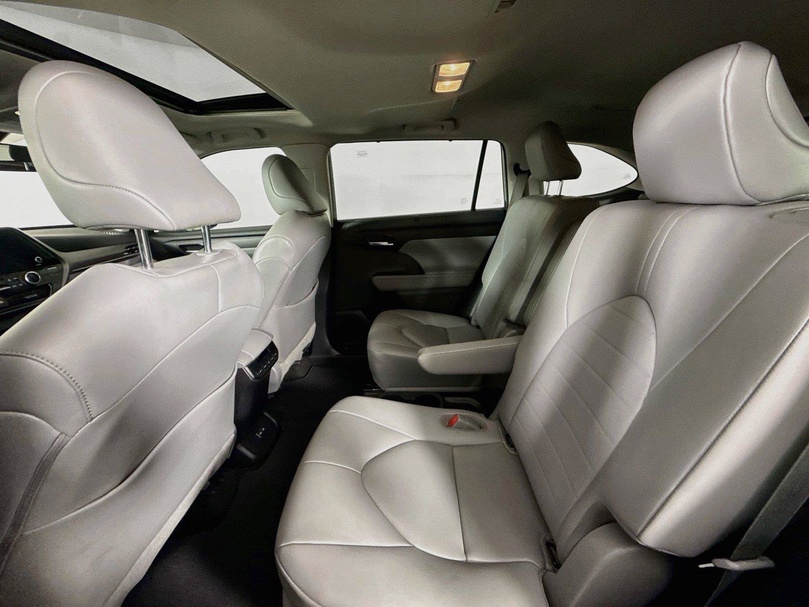 Used 2023 Toyota Highlander XLE FWD image 33