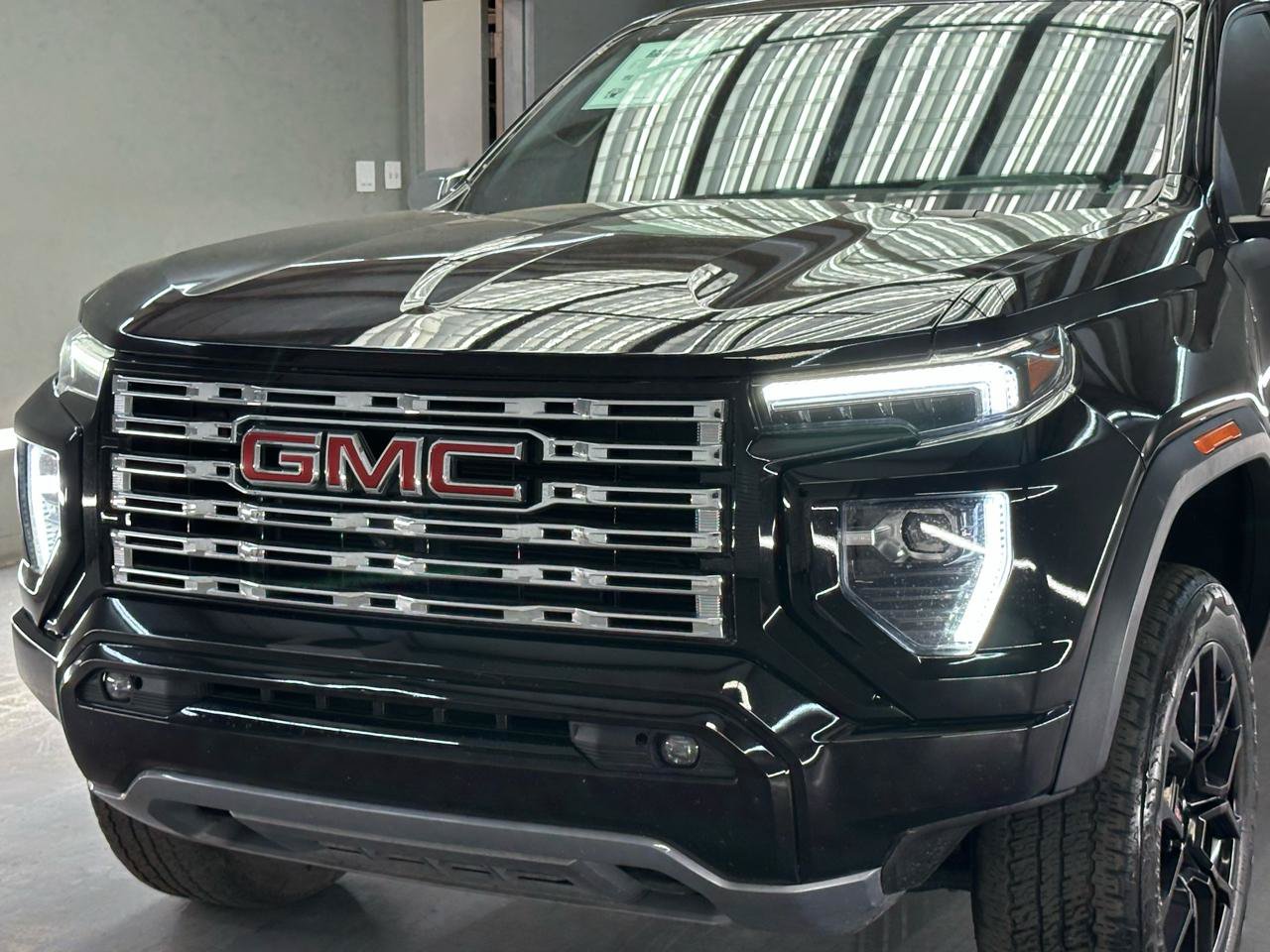 Used 2024 GMC Canyon Denali w/ LPO, Denali Black Edition AWD/4WD image 4