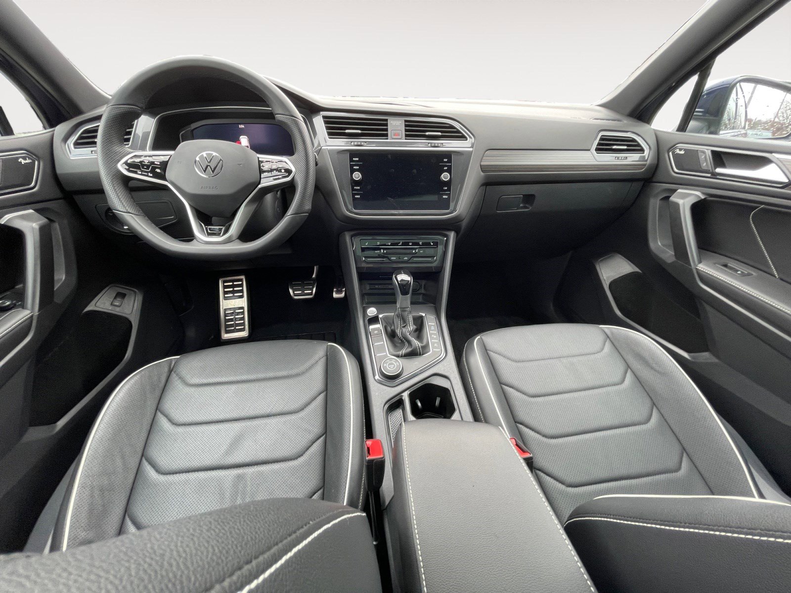 Used 2024 Volkswagen Tiguan SEL R-Line image 18