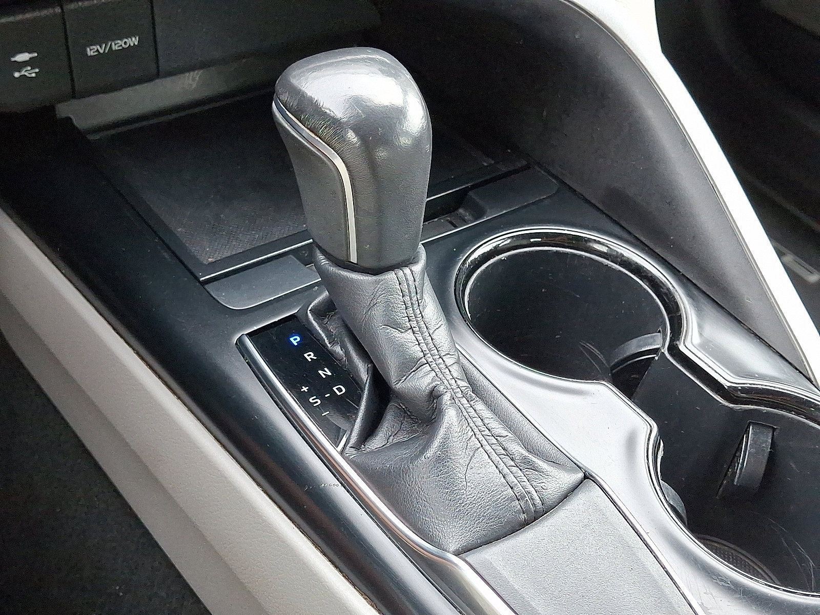 Used 2019 Toyota Camry image 16