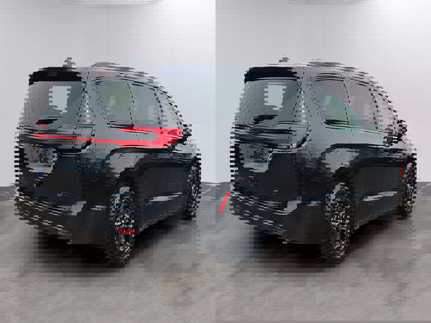 Used 2024 Chrysler Pacifica Premium image 4