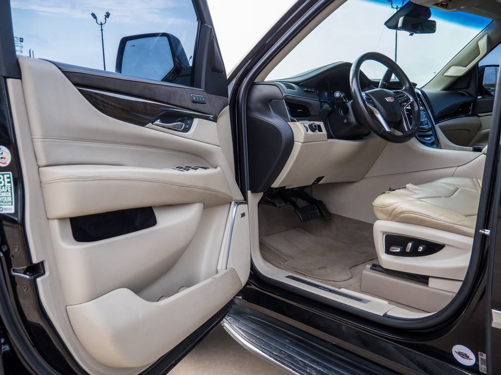 Used 2018 Cadillac Escalade Luxury RWD image 32