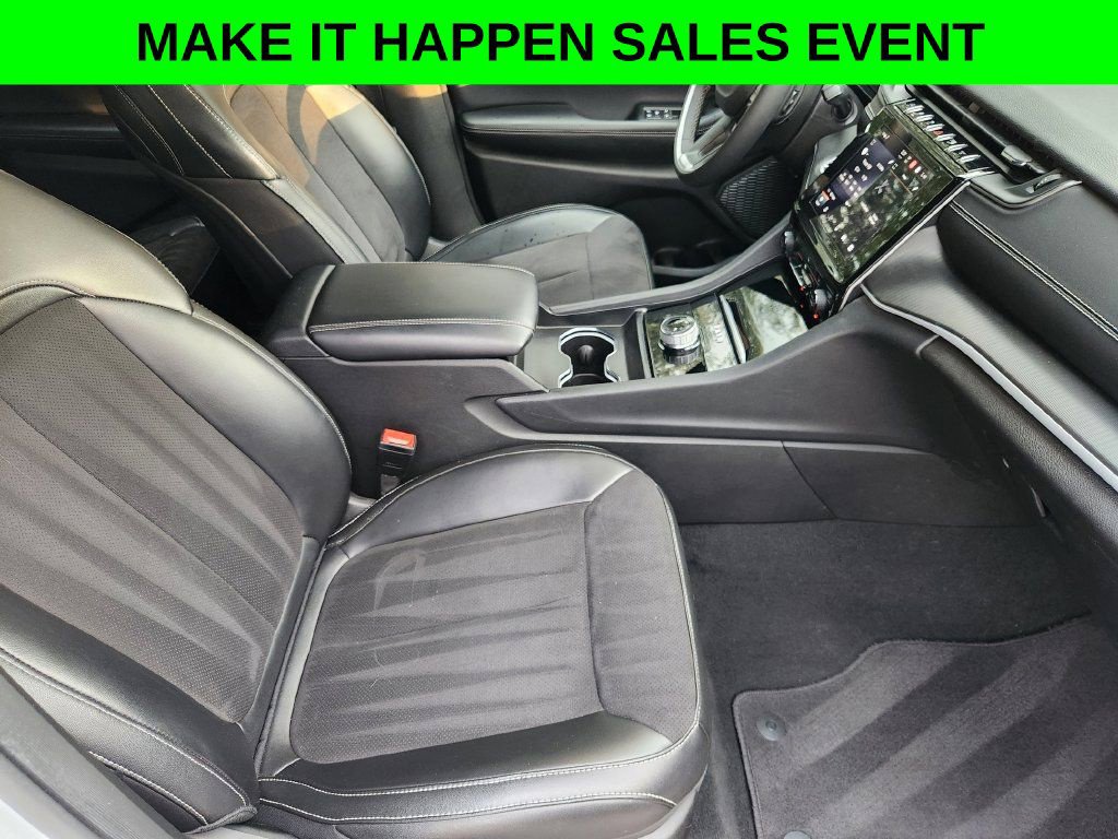 Used 2024 Jeep Grand Cherokee L Laredo AWD/4WD image 10