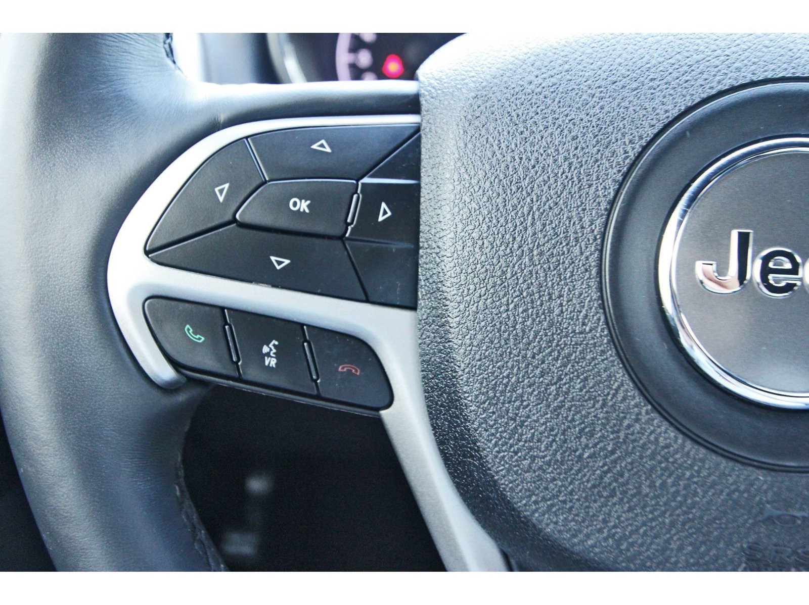 Used 2018 Jeep Grand Cherokee Altitude RWD image 19