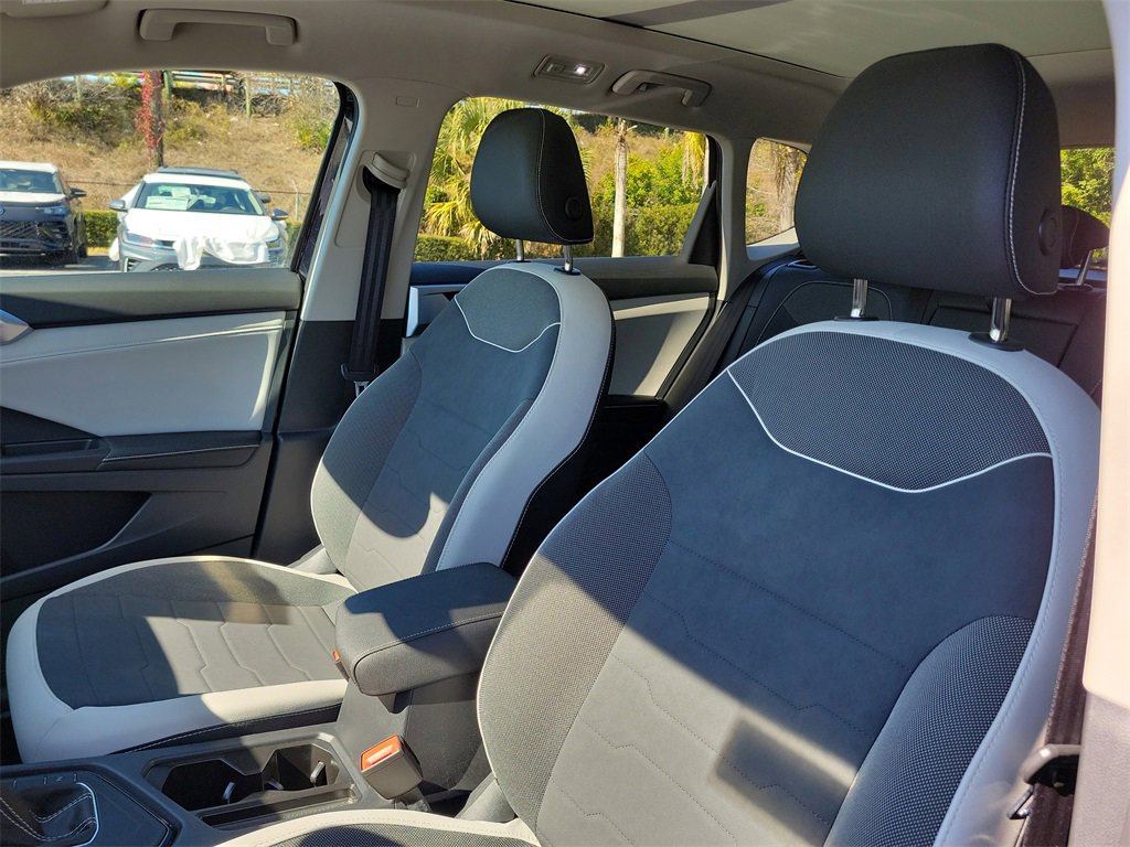 Certified 2025 Volkswagen Taos SE image 20