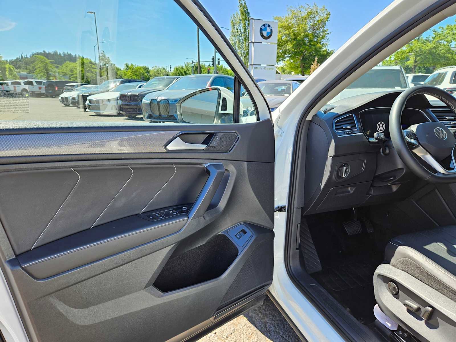 Used 2024 Volkswagen Tiguan SE image 24