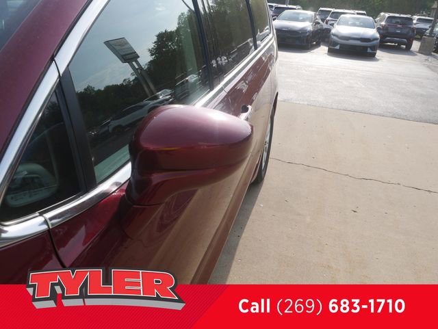 Used 2020 Chrysler Pacifica Touring w/ Cold Weather Group FWD image 11