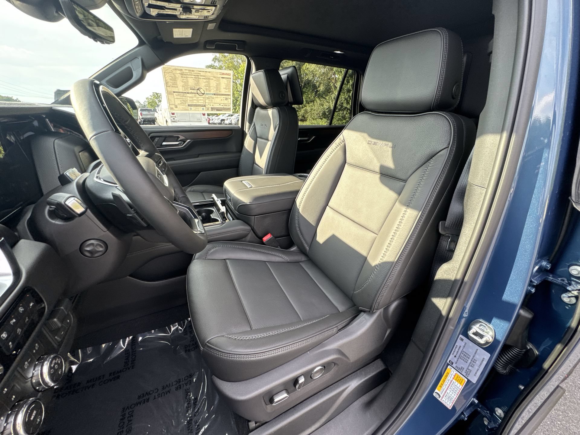 New 2026 GMC Yukon Denali w/ Denali Reserve Package AWD/4WD image 13