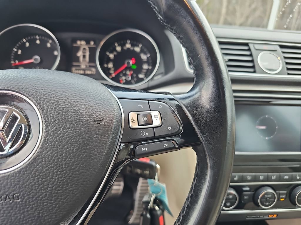 Used 2017 Volkswagen Passat 1.8T R-Line w/ R-Line Lighting Package image 18