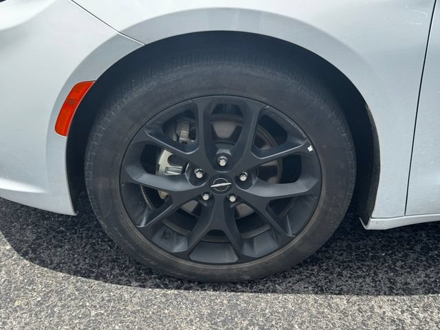 Certified 2025 Chrysler Pacifica Limited FWD image 10