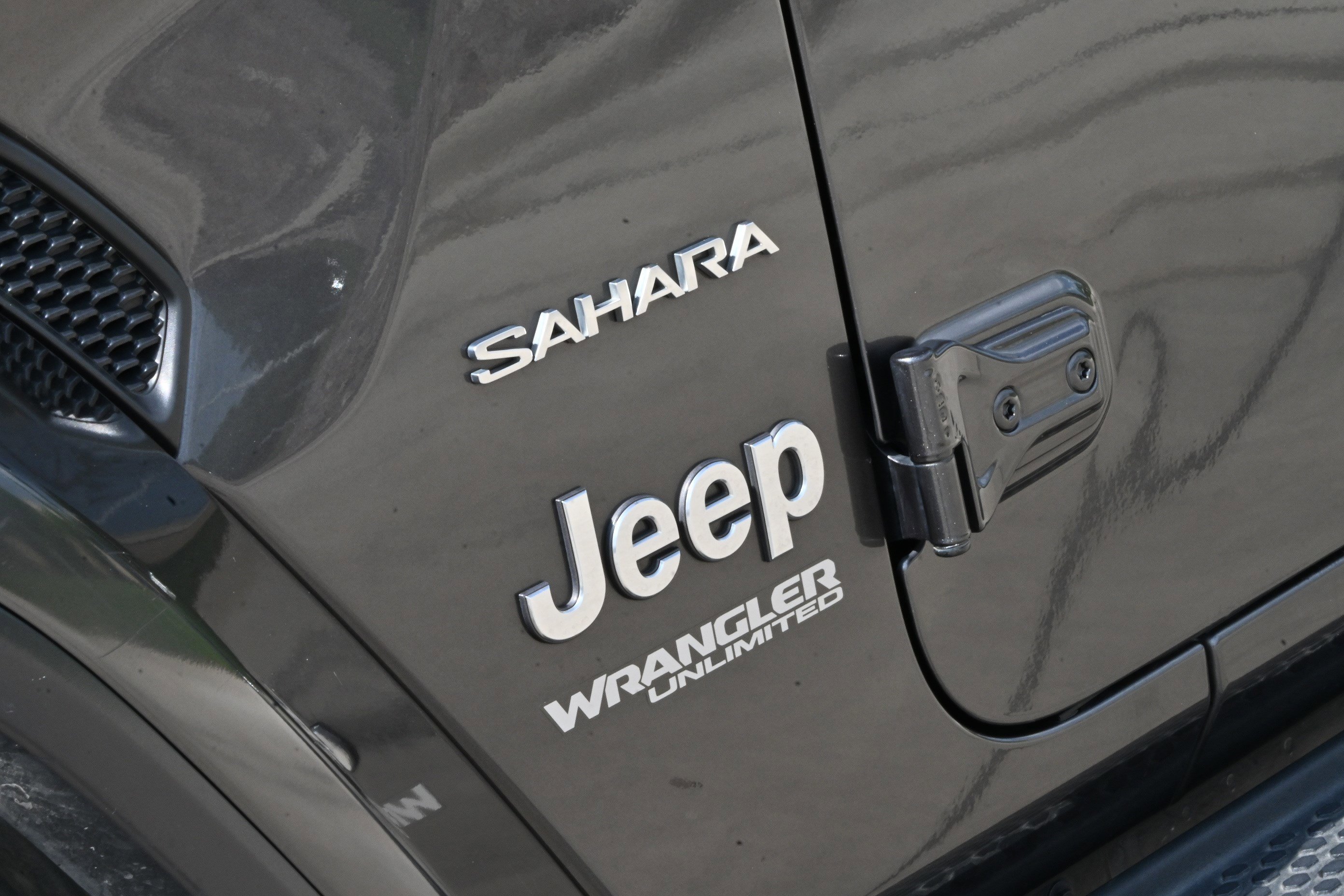 Used 2018 Jeep Wrangler Unlimited Sahara AWD/4WD image 36