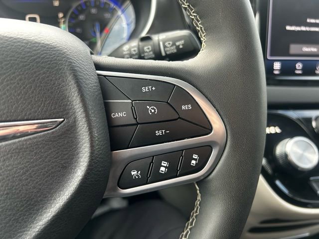 Used 2024 Chrysler Pacifica Touring-L image 18