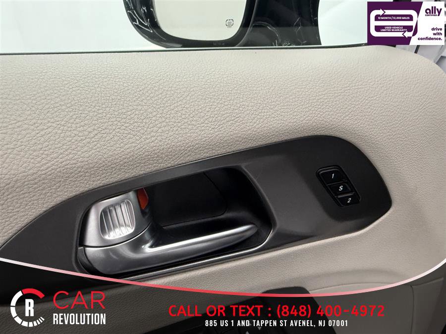 Used 2024 Chrysler Pacifica Touring-L FWD image 37