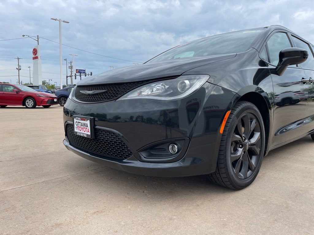Used 2018 Chrysler Pacifica Touring-L Plus FWD image 16