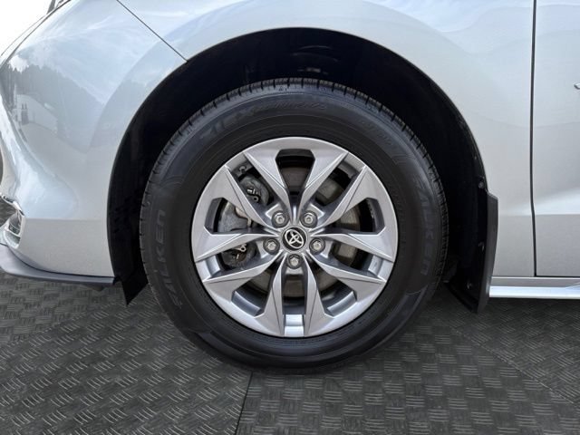 Used 2024 Toyota Sienna XLE w/ XLE Plus Package AWD/4WD image 14