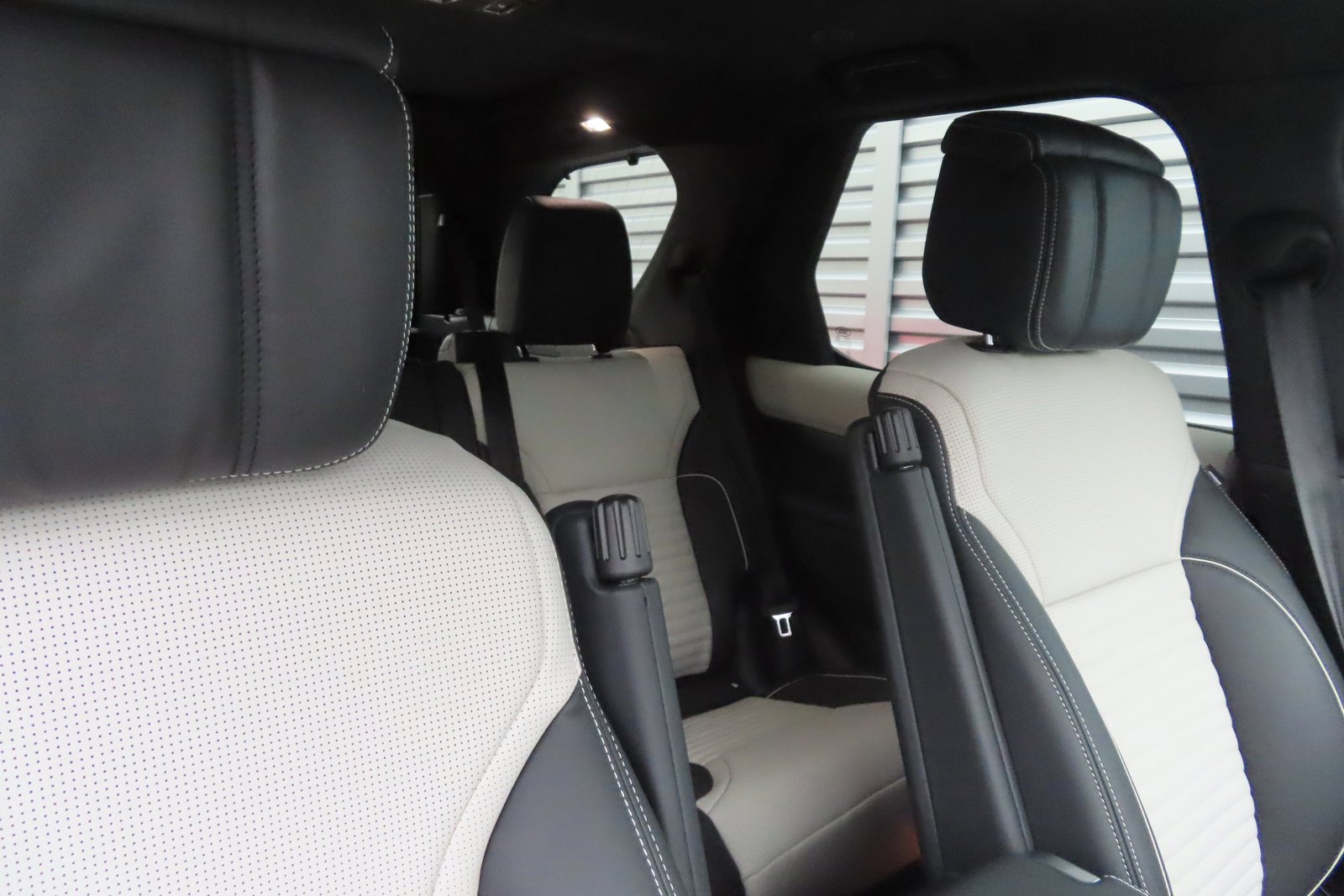 New 2024 Land Rover Discovery Dynamic SE image 4