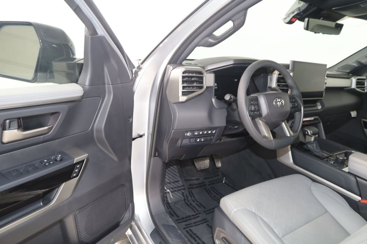 Used 2025 Toyota Tundra Limited AWD/4WD image 46