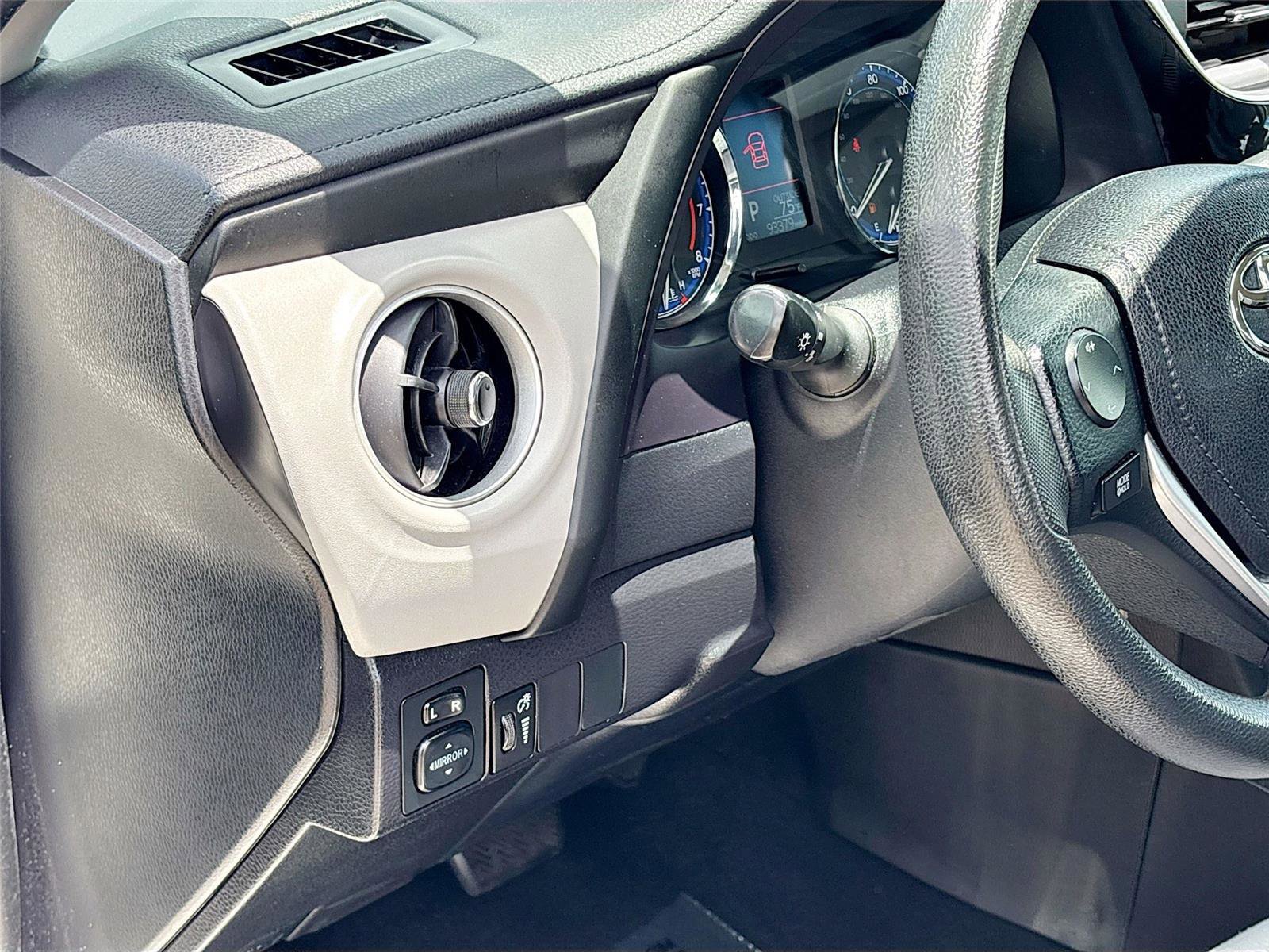 Used 2018 Toyota Corolla LE FWD image 10