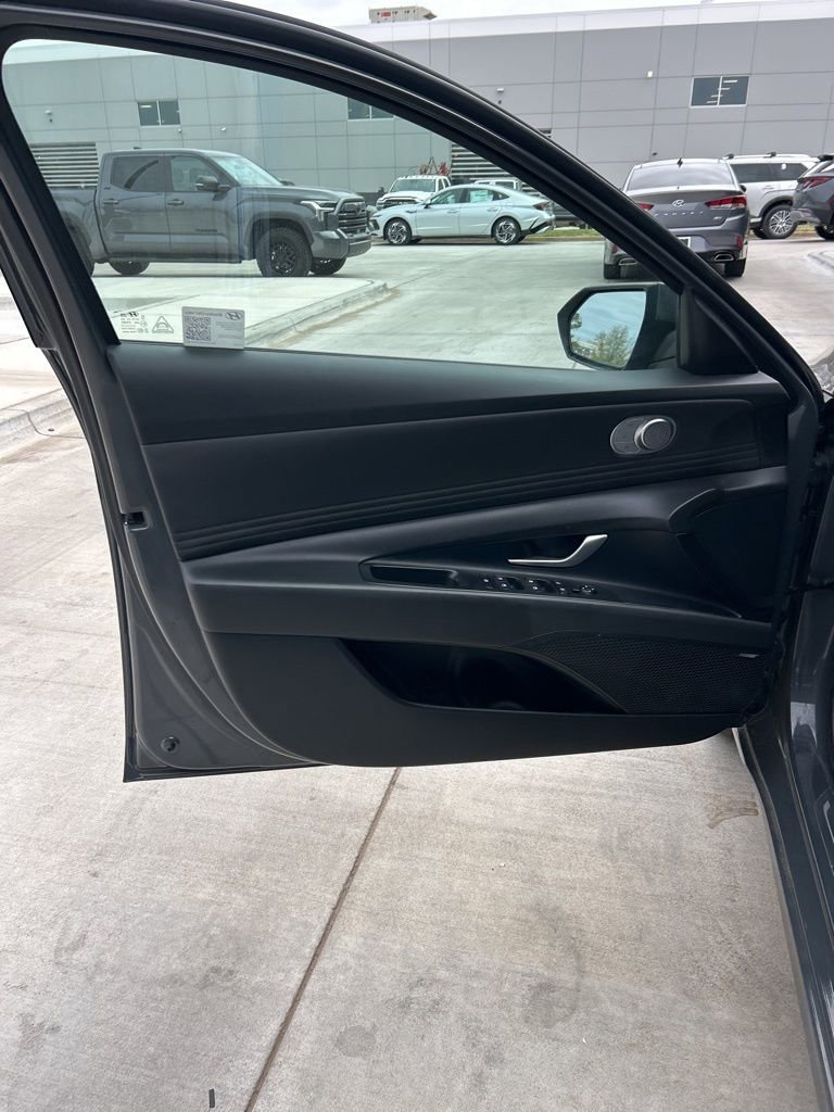 Certified 2025 Hyundai Elantra Limited image 6