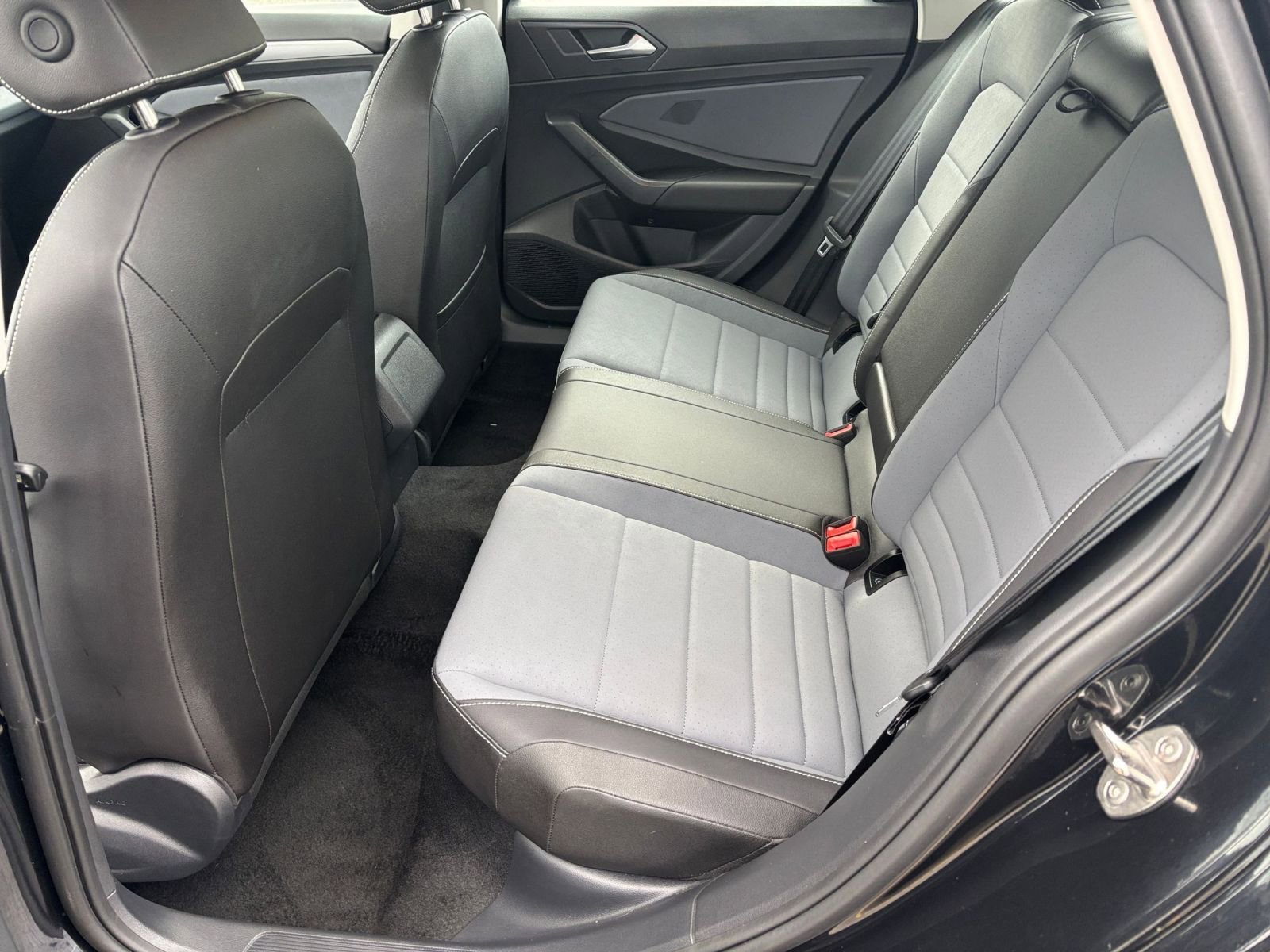 Used 2025 Volkswagen Jetta SE image 22