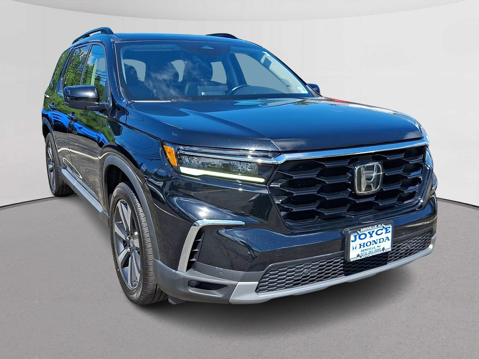 Used 2023 Honda Pilot Touring image 2