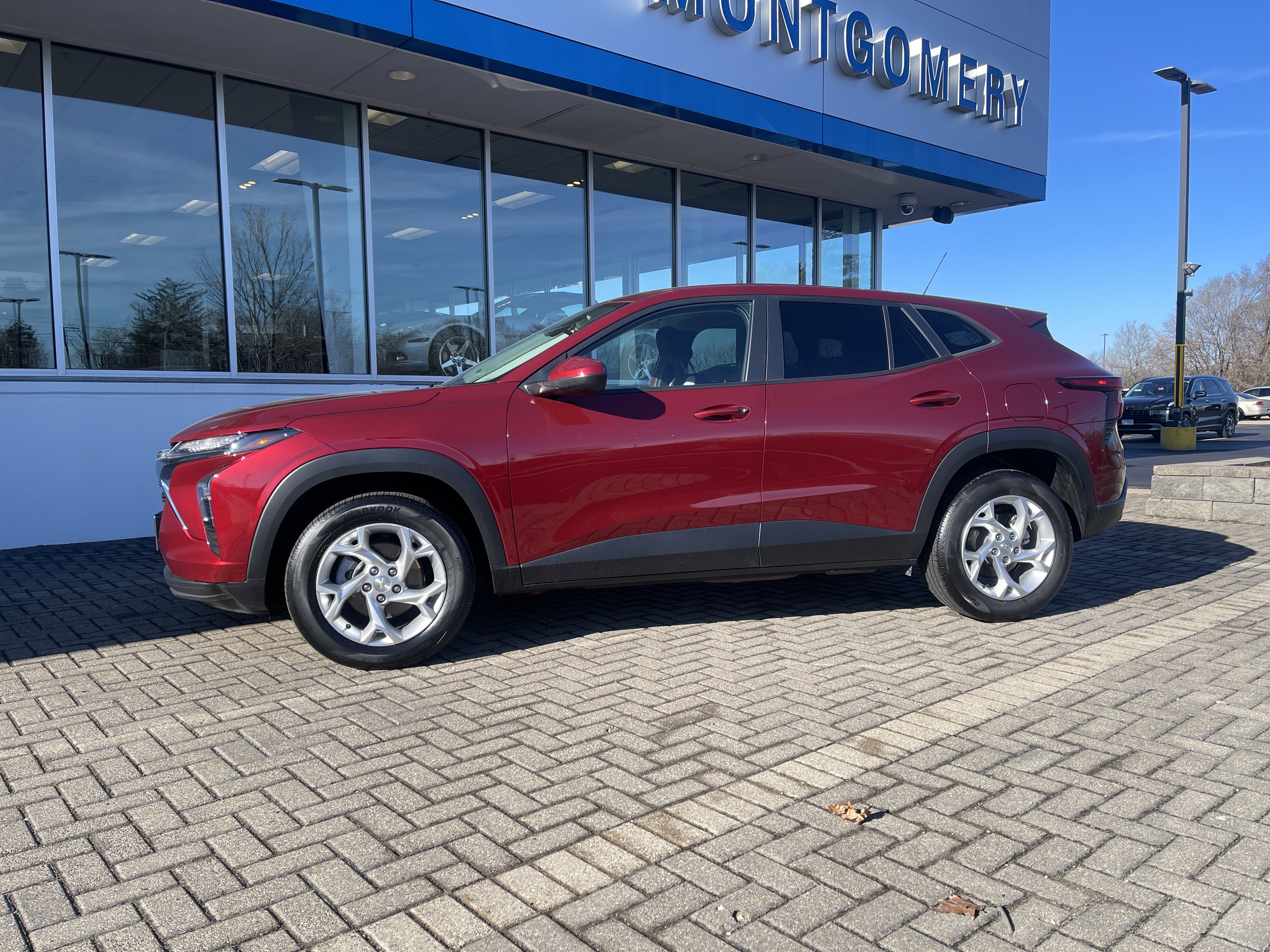 Used 2024 Chevrolet Trax LS w/ LS Convenience Package image 2