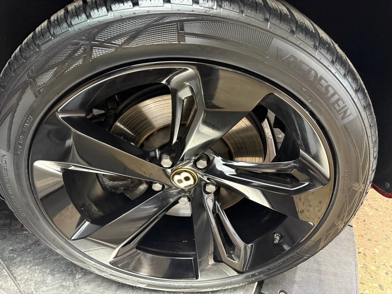 Used 2019 Bentley Bentayga image 29