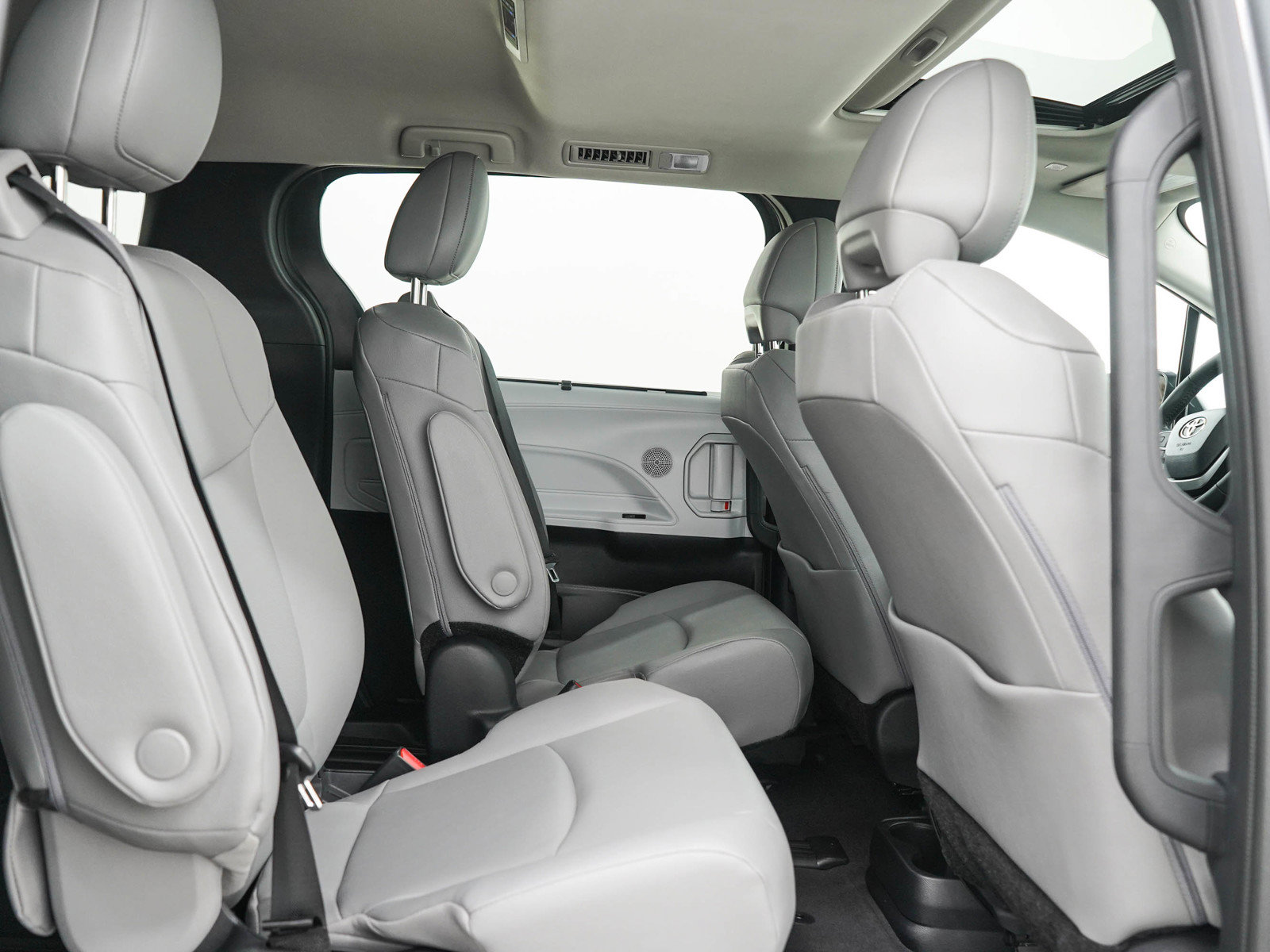 Used 2026 Toyota Sienna XLE AWD/4WD image 14