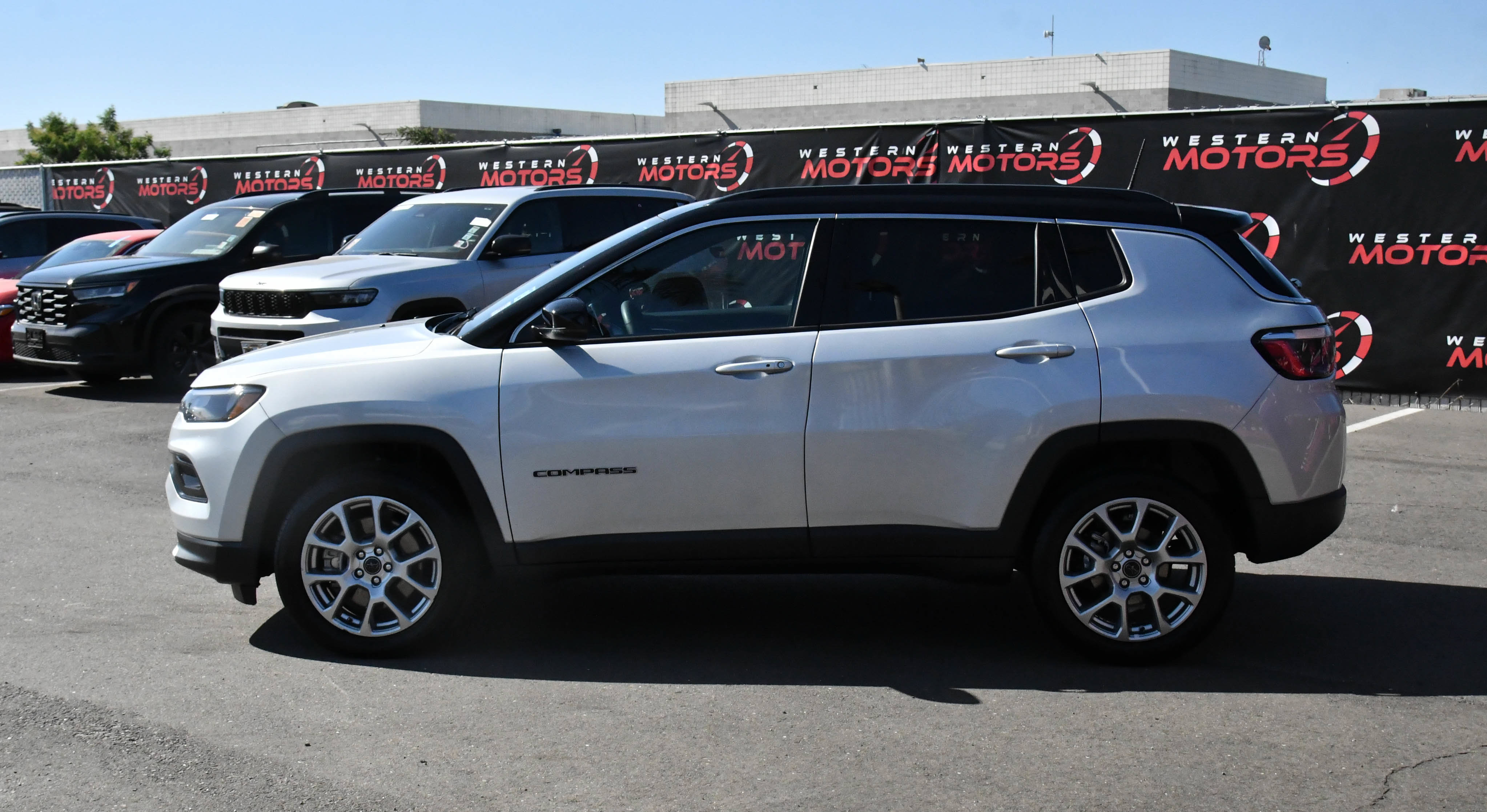 Used 2025 Jeep Compass Limited AWD/4WD image 4