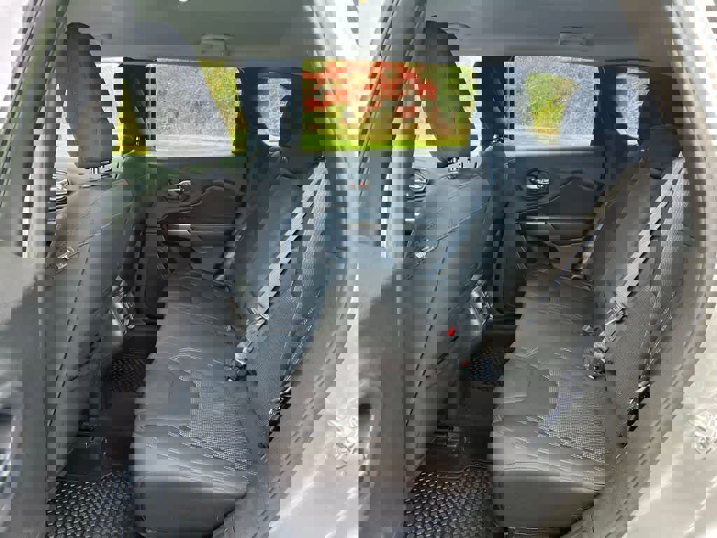 Used 2019 Jeep Cherokee Latitude w/ Cold Weather Group image 13