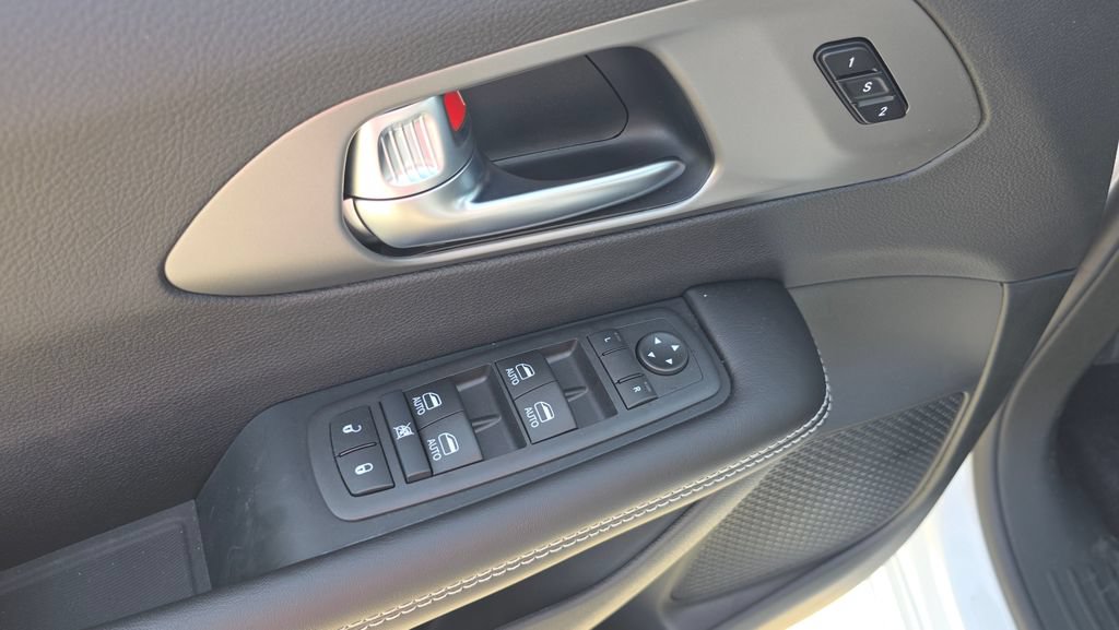 New 2027 Chrysler Pacifica Select FWD image 25