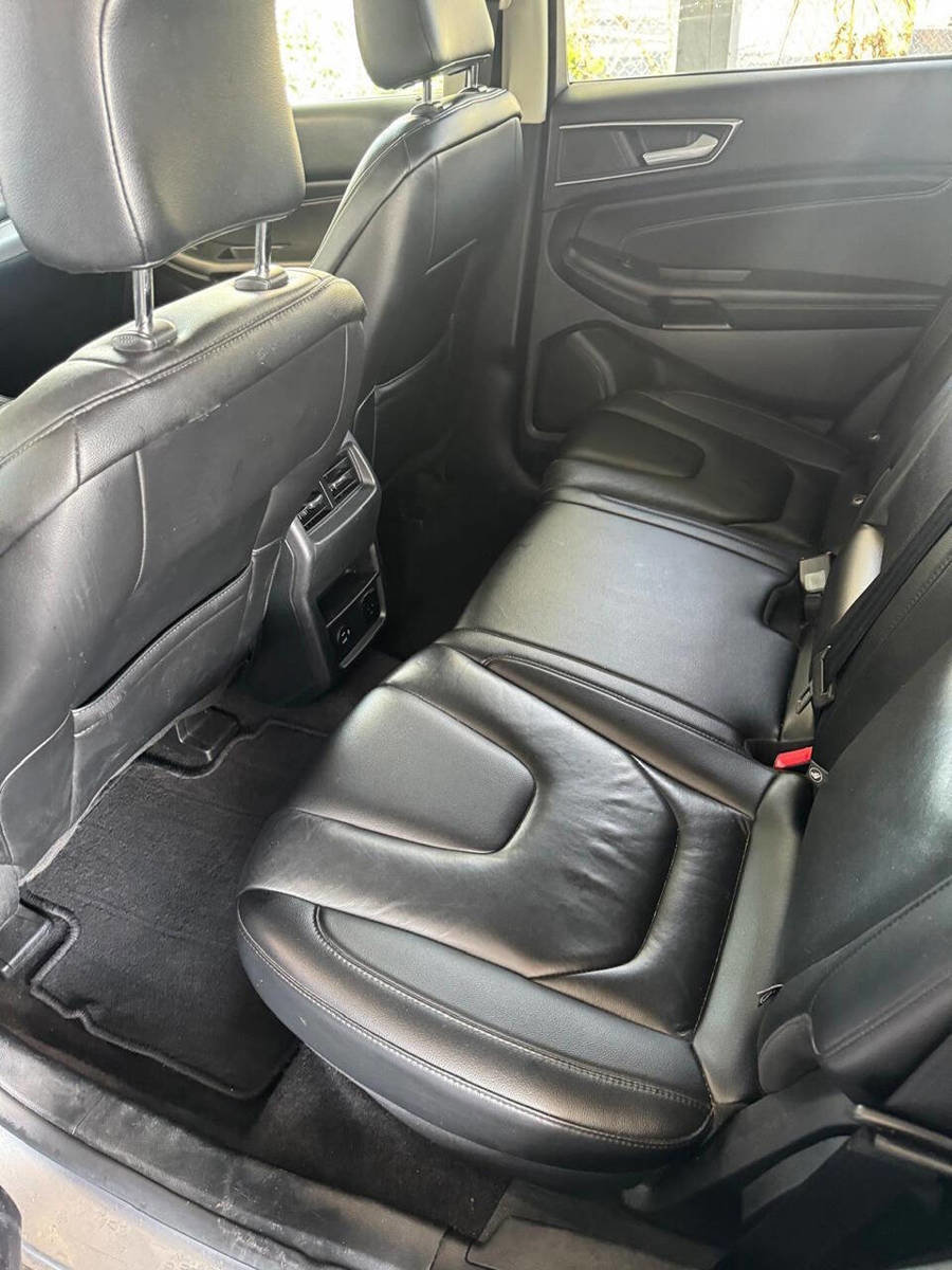 Used 2021 Ford Edge Titanium image 3