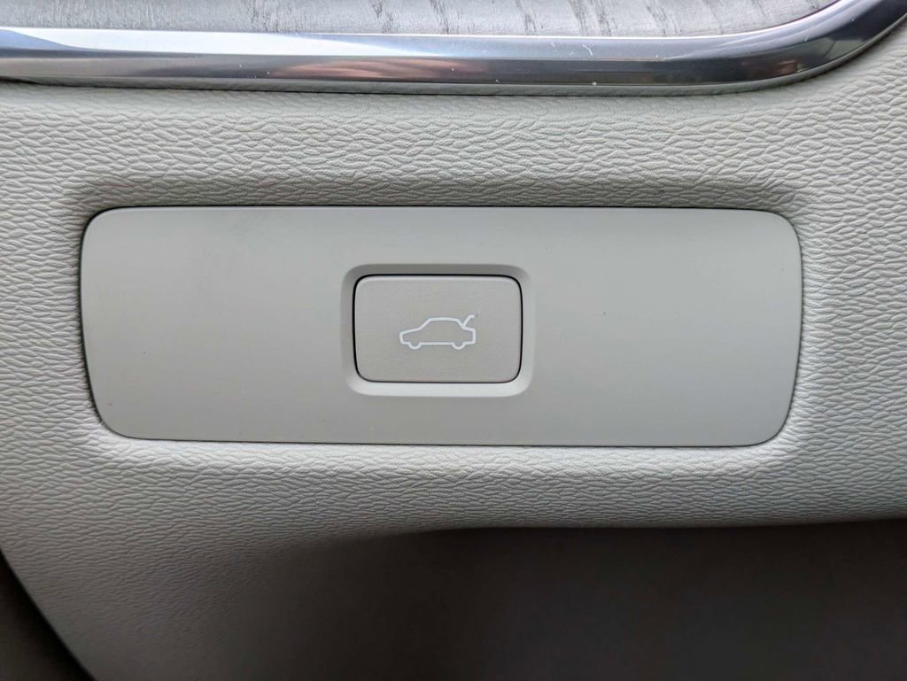 Certified 2024 Volvo XC60 B5 Plus w/ Protection Package Premier AWD/4WD image 32
